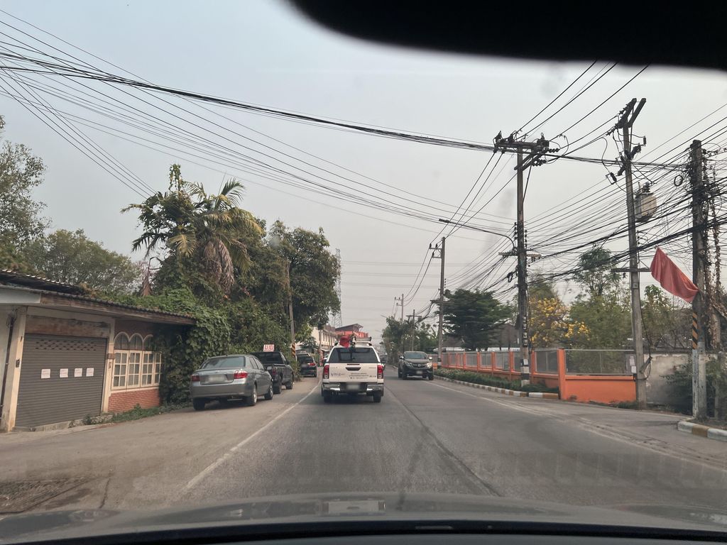 ภาพถนนตรงที่ ยักษ์เล็กคาเฟ่ ตั้งอยู่ ถ่ายโดย lin_wang พ.ศ. 2567 (2024) · A street-level view of where ยักษ์เล็กคาเฟ่ · Yak Lek Café stands, by lin_wang in 2567 (2024)