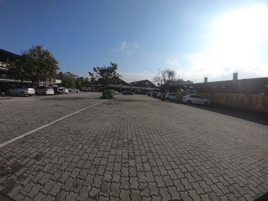ภาพถนนตรงที่ Malin Plaza ตั้งอยู่ ถ่ายโดย chanuwath_grab พ.ศ. 2562 (2019) · A street-level view of where Malin Plaza stands, by chanuwath_grab in 2562 (2019)