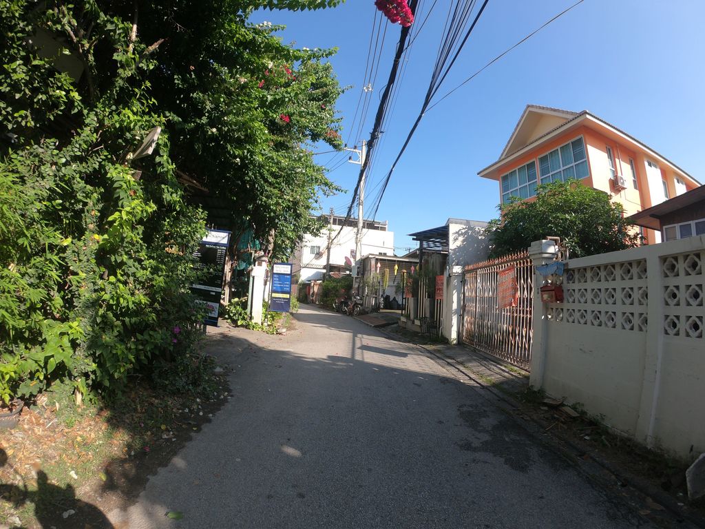 ภาพถนนตรงที่ Chowdhury Home ตั้งอยู่ ถ่ายโดย chanuwath_grab พ.ศ. 2562 (2019) · A street-level view of where Chowdhury Home stands, by chanuwath_grab in 2562 (2019)