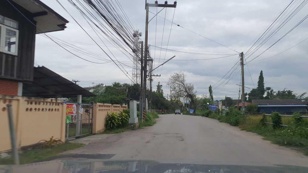 ภาพถนนตรงที่ เนื้อย่างดวงดี ลัคแอนด์กริล ตั้งอยู่ ถ่ายโดย jrcarlsen พ.ศ. 2564 (2021) · A street-level view of where เนื้อย่างดวงดี ลัคแอนด์กริล · Nueainga Duangdi Lakaenkrin stands, by jrcarlsen in 2564 (2021)