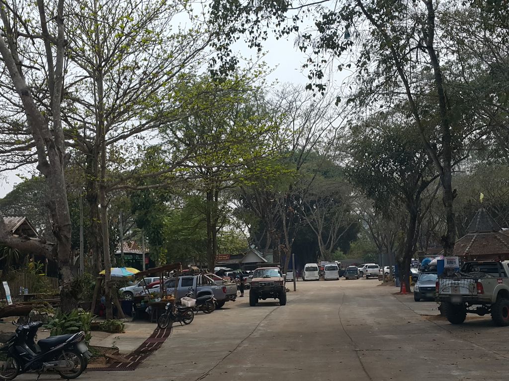 ภาพถนนตรงที่ กาแฟสด ชรบ. ตั้งอยู่ ถ่ายโดย jrcarlsen พ.ศ. 2559 (2016) · A street-level view of where กาแฟสด ชรบ. · Kafaetda Charop. stands, by jrcarlsen in 2559 (2016)