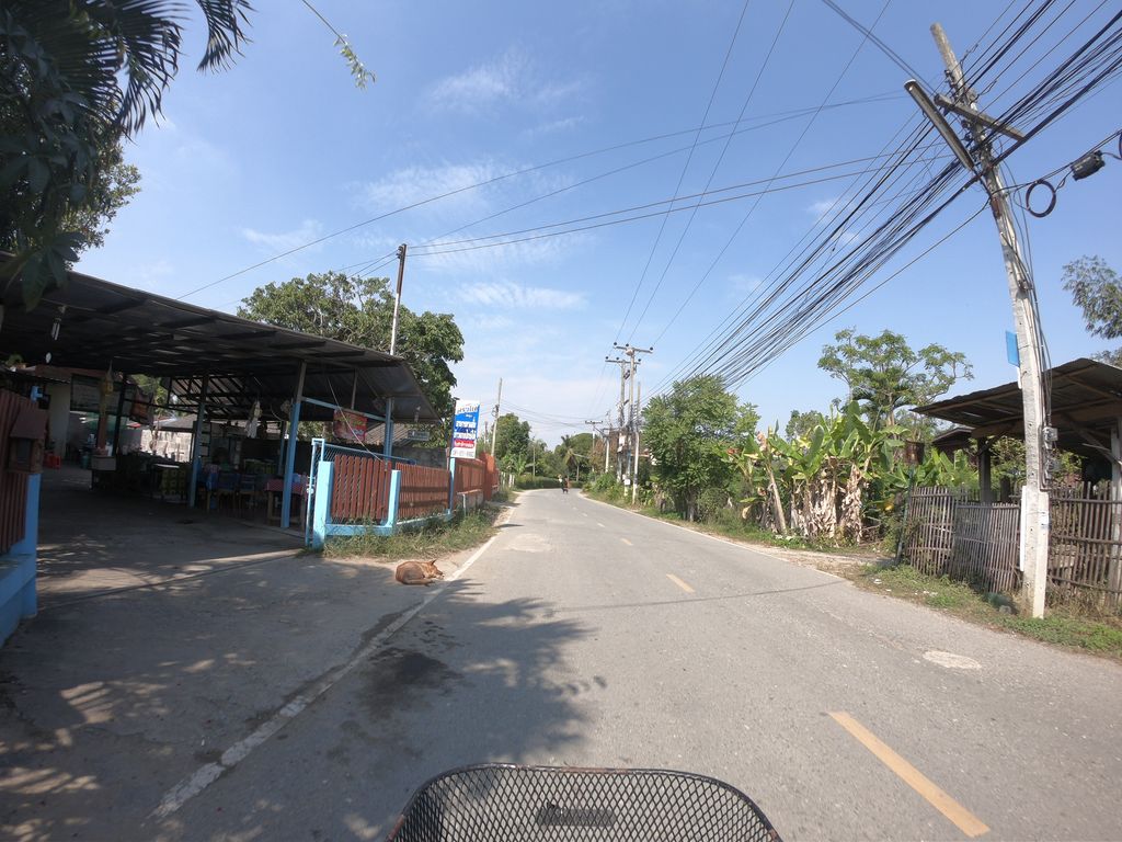 ภาพถนนตรงที่ ครัวใต้ ตั้งอยู่ ถ่ายโดย chanuwath_grab พ.ศ. 2562 (2019) · A street-level view of where ครัวใต้ · Khruatai stands, by chanuwath_grab in 2562 (2019)
