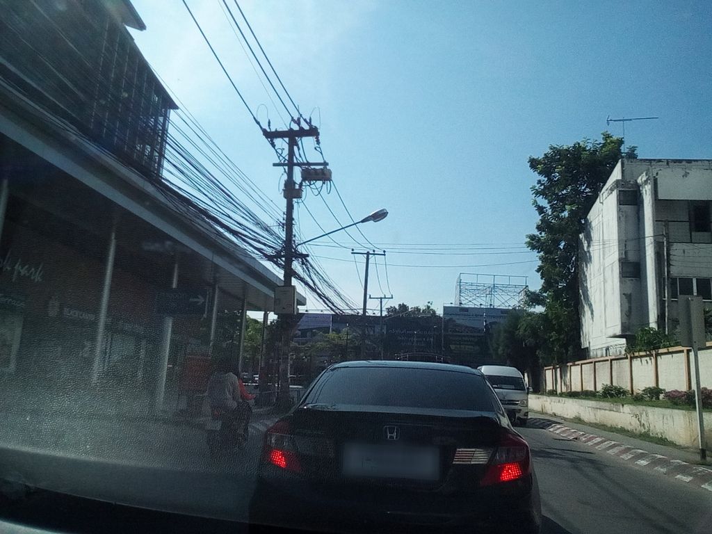 ภาพถนนตรงที่ สวนดอกปาร์ค ตั้งอยู่ ถ่ายโดย kyoko พ.ศ. 2561 (2018) · A street-level view of where สวนดอกปาร์ค · Dok Park Garden stands, by kyoko in 2561 (2018)