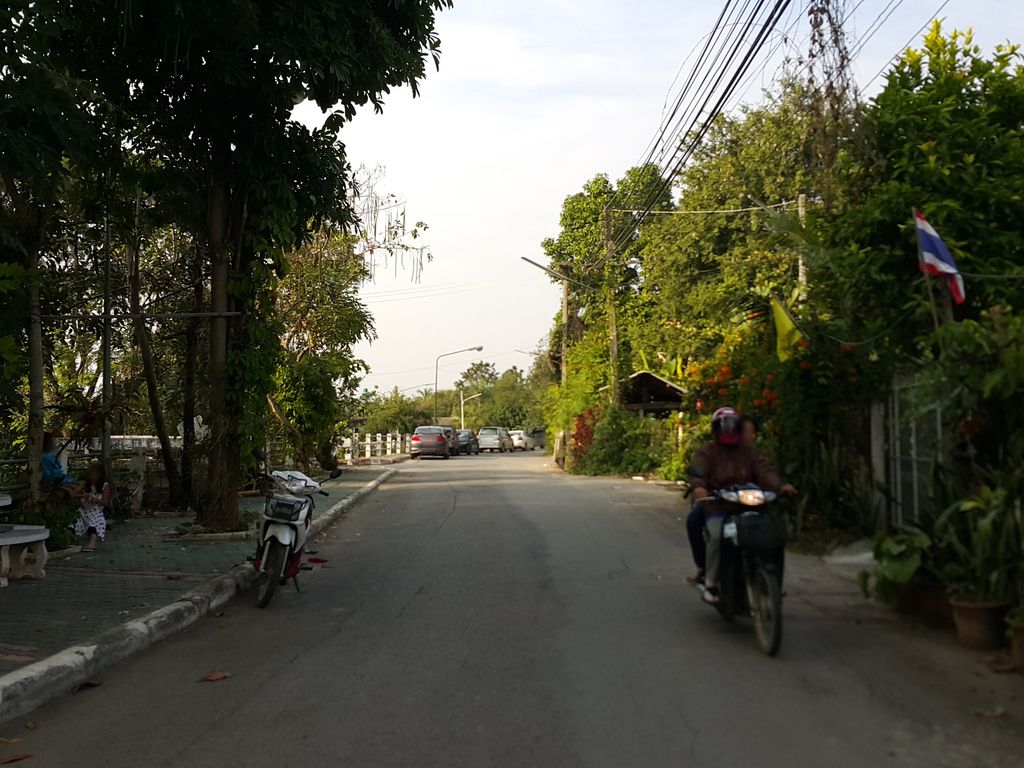 ภาพถนนตรงที่ อารีคอร์ท อินดอยสะเก็ด ตั้งอยู่ ถ่ายโดย jrcarlsen พ.ศ. 2558 (2015) · A street-level view of where อารีคอร์ท อินดอยสะเก็ด · Arikot Indoisaket stands, by jrcarlsen in 2558 (2015)