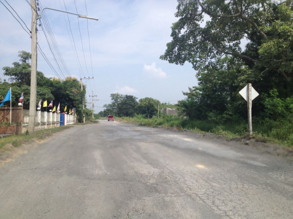 ภาพถนนตรงที่ ตำ ลั่น ทุ่ง ตั้งอยู่ ถ่ายโดย jimwatana พ.ศ. 2558 (2015) · A street-level view of where ตำ ลั่น ทุ่ง · Tam Lan Thung stands, by jimwatana in 2558 (2015)