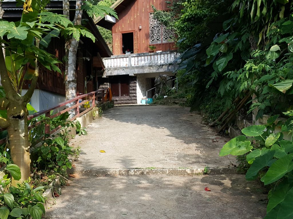 ภาพถนนตรงที่ ลุงบุลย์ บ้านฮิมห้วย แม่กำปอง ตั้งอยู่ ถ่ายโดย jrcarlsen พ.ศ. 2558 (2015) · A street-level view of where ลุงบุลย์ บ้านฮิมห้วย แม่กำปอง · Lungbun Ban Himhuai Mae Kam Pong stands, by jrcarlsen in 2558 (2015)