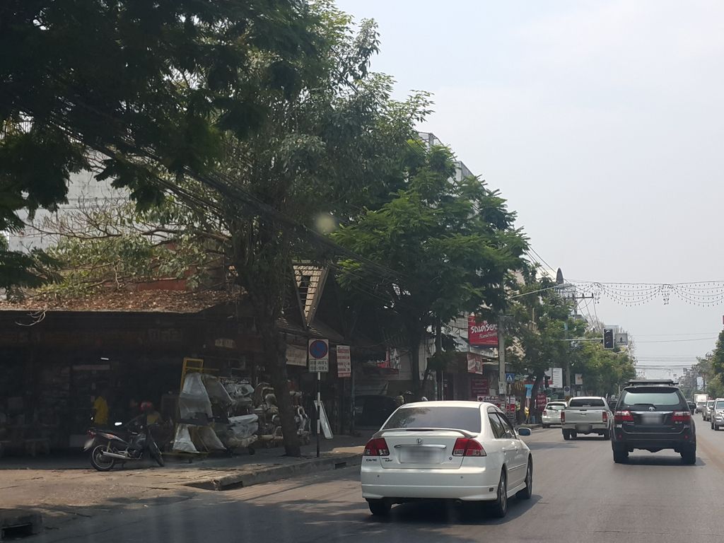 ภาพถนนตรงที่ กับข้าว กับเธอ.cnx ตั้งอยู่ ถ่ายโดย jrcarlsen พ.ศ. 2559 (2016) · A street-level view of where กับข้าว กับเธอ.cnx stands, by jrcarlsen in 2559 (2016)