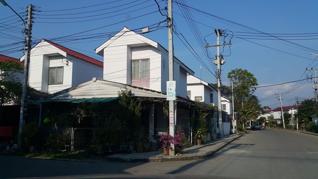 ภาพถนนตรงที่ ส้มตำครกแซ่บ ตั้งอยู่ ถ่ายโดย jrcarlsen พ.ศ. 2560 (2017) · A street-level view of where ส้มตำครกแซ่บ · Som Tam Khrok Saep stands, by jrcarlsen in 2560 (2017)