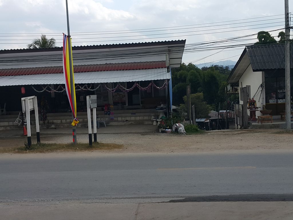 ภาพถนนตรงที่ ธนาคารออมสิน ตั้งอยู่ ถ่ายโดย jrcarlsen พ.ศ. 2558 (2015) · A street-level view of where ธนาคารออมสิน · Omsin Bank stands, by jrcarlsen in 2558 (2015)