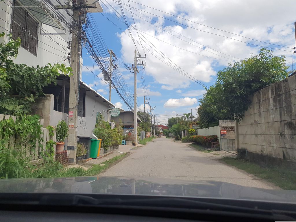 ภาพถนนตรงที่ Thunderbolt basketball court ตั้งอยู่ ถ่ายโดย jrcarlsen พ.ศ. 2566 (2023) · A street-level view of where Thunderbolt basketball court stands, by jrcarlsen in 2566 (2023)