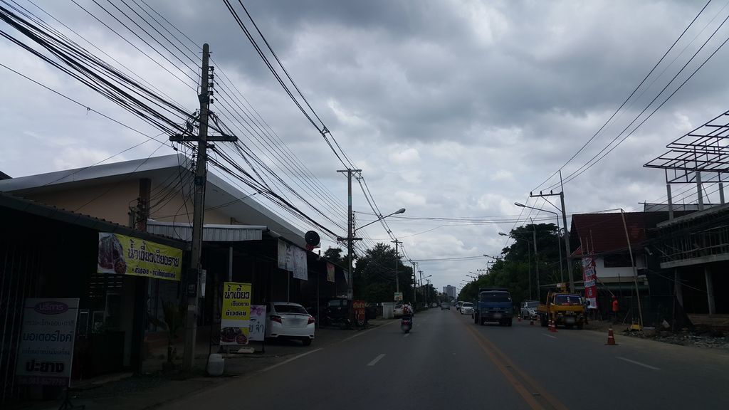ภาพถนนตรงที่ ร้านเรดด็อกเพ็ทช็อป ตั้งอยู่ ถ่ายโดย jrcarlsen พ.ศ. 2559 (2016) · A street-level view of where ร้านเรดด็อกเพ็ทช็อป · Ran Ret Dook Pet Shop stands, by jrcarlsen in 2559 (2016)