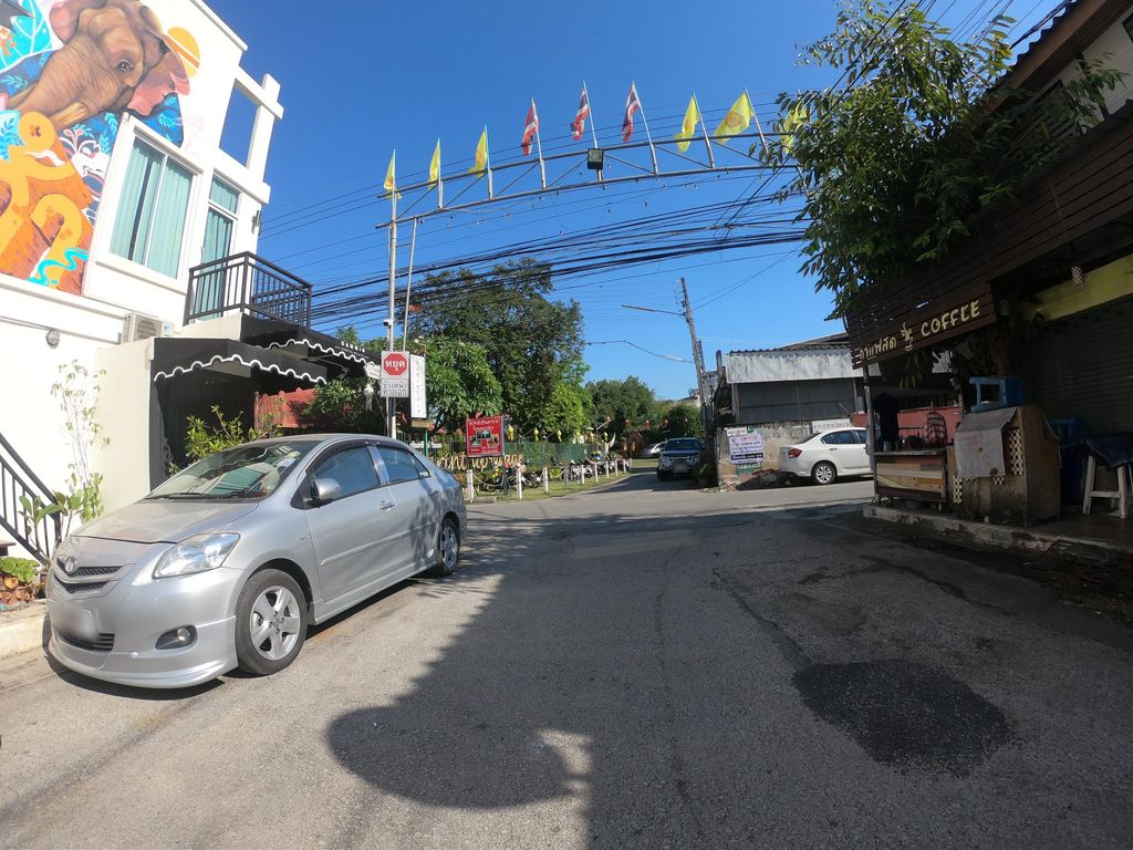 ภาพถนนตรงที่ Trok Chang Moi Noodles ตั้งอยู่ ถ่ายโดย chanuwath_grab พ.ศ. 2562 (2019) · A street-level view of where Trok Chang Moi Noodles stands, by chanuwath_grab in 2562 (2019)