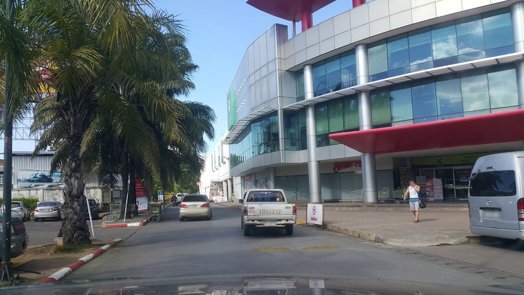ภาพถนนตรงที่ Black Canyon Coffee ตั้งอยู่ ถ่ายโดย jrcarlsen พ.ศ. 2561 (2018) · A street-level view of where Black Canyon Coffee stands, by jrcarlsen in 2561 (2018)