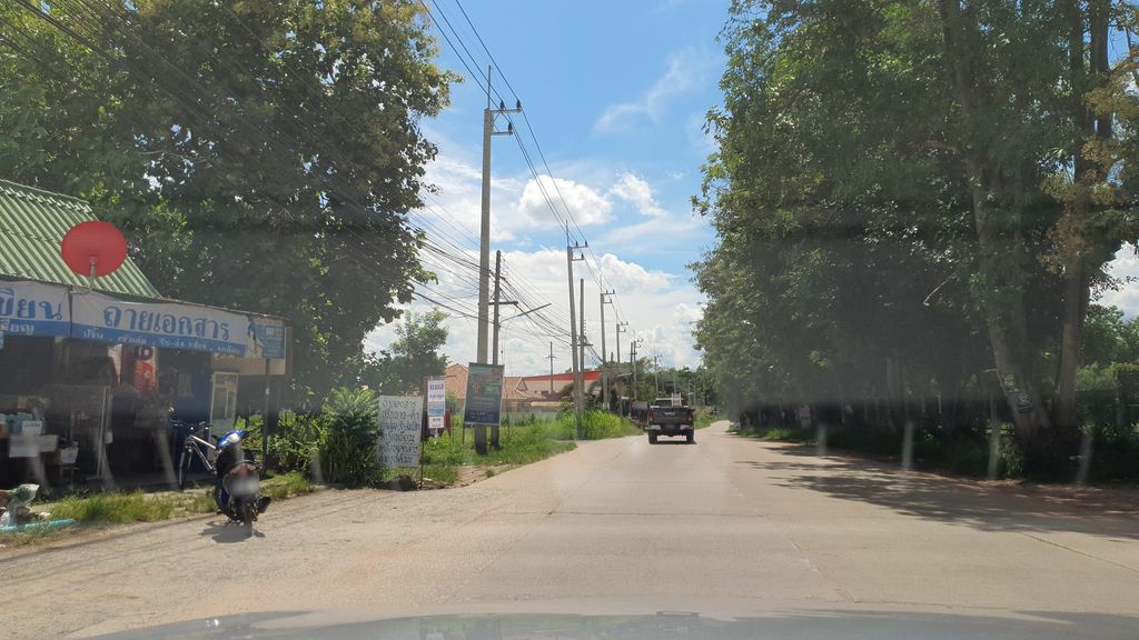 ภาพถนนตรงที่ Mor-Nu Apartment ตั้งอยู่ ถ่ายโดย jrcarlsen พ.ศ. 2564 (2021) · A street-level view of where Mor-Nu Apartment stands, by jrcarlsen in 2564 (2021)