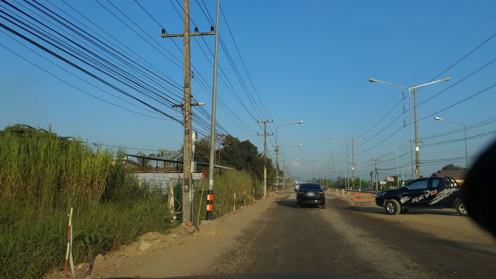 ภาพถนนตรงที่ บ่อตกกุ้งฟินฟิน แม่ริม ตั้งอยู่ ถ่ายโดย jrcarlsen พ.ศ. 2562 (2019) · A street-level view of where บ่อตกกุ้งฟินฟิน แม่ริม · Bo Tok Kung Fin Fin Mae Rim stands, by jrcarlsen in 2562 (2019)
