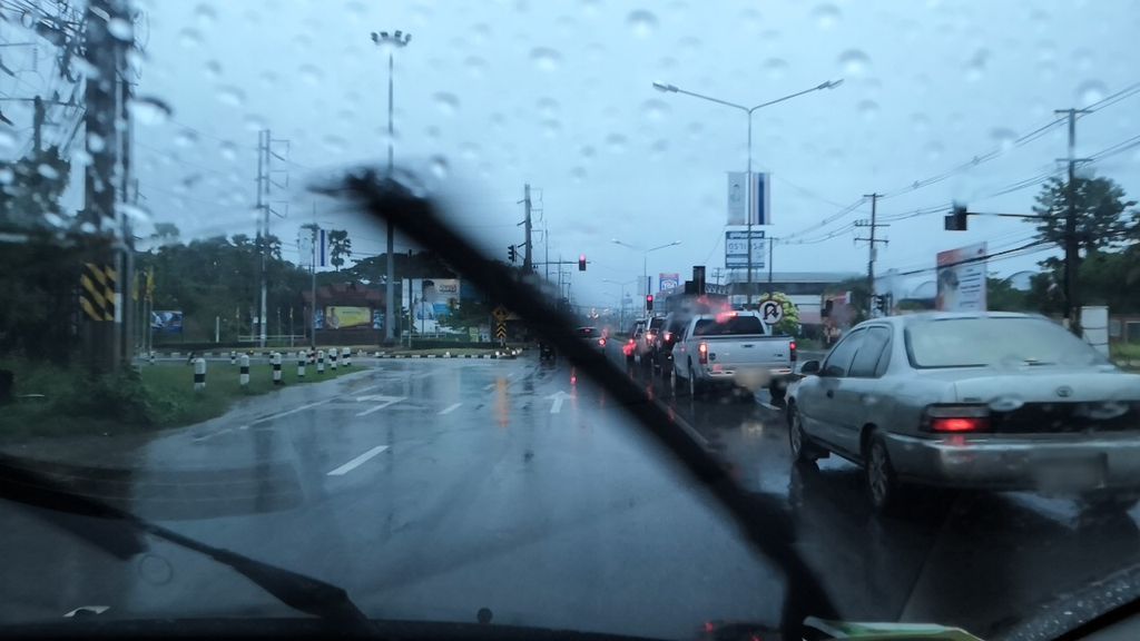 ภาพถนนตรงที่ หจก.คลังวัสดุ จอมทอง ตั้งอยู่ ถ่ายโดย charlesano พ.ศ. 2561 (2018) · A street-level view of where หจก.คลังวัสดุ จอมทอง · .khlangwatdu Chom Thong Partnership stands, by charlesano in 2561 (2018)