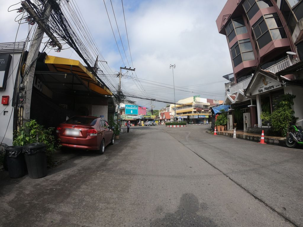 ภาพถนนตรงที่ กะเพราโบราณ ตั้งอยู่ ถ่ายโดย chanuwath_grab พ.ศ. 2562 (2019) · A street-level view of where กะเพราโบราณ · Kaphraobrona stands, by chanuwath_grab in 2562 (2019)