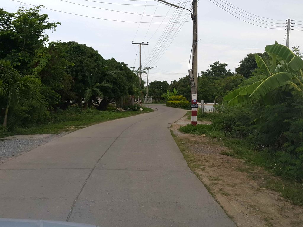 ภาพถนนตรงที่ จานีส พาณิชย์ ตั้งอยู่ ถ่ายโดย jrcarlsen พ.ศ. 2558 (2015) · A street-level view of where จานีส พาณิชย์ · Chanit Phanit stands, by jrcarlsen in 2558 (2015)