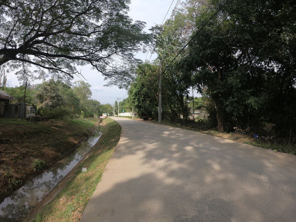 ภาพถนนตรงที่ Highway121 coffee shop ตั้งอยู่ ถ่ายโดย chanuwath_grab พ.ศ. 2562 (2019) · A street-level view of where Highway121 coffee shop stands, by chanuwath_grab in 2562 (2019)