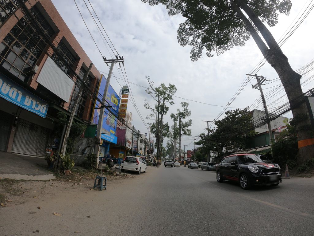 ภาพถนนตรงที่ ร้านนายต้อม ข้าวมันไก่ ข้าวหมูกรอบ ข้าวหมูเเดง ข้าวหมูพวง ตั้งอยู่ ถ่ายโดย chanuwath_grab พ.ศ. 2562 (2019) · A street-level view of where ร้านนายต้อม ข้าวมันไก่ ข้าวหมูกรอบ ข้าวหมูเเดง ข้าวหมูพวง · Ran Nai Tom Khao Man Kai Khaomukrop Khaomudeng Khaomuphuang stands, by chanuwath_grab in 2562 (2019)