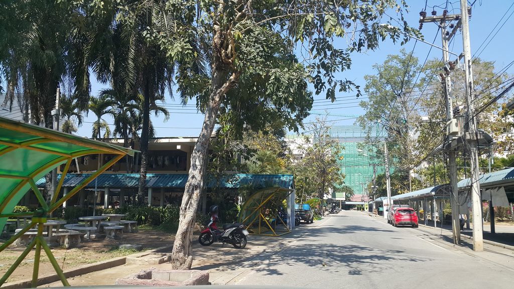 ภาพถนนตรงที่ ครัวกั๊บก๊าบ ตั้งอยู่ ถ่ายโดย jrcarlsen พ.ศ. 2560 (2017) · A street-level view of where ครัวกั๊บก๊าบ · Khruakapkap stands, by jrcarlsen in 2560 (2017)