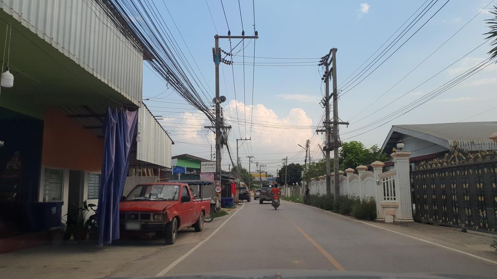 ภาพถนนตรงที่ ทรัพย์อนันต์ ฟู๊ด ตั้งอยู่ ถ่ายโดย jrcarlsen พ.ศ. 2565 (2022) · A street-level view of where ทรัพย์อนันต์ ฟู๊ด · Sapanan Fut stands, by jrcarlsen in 2565 (2022)