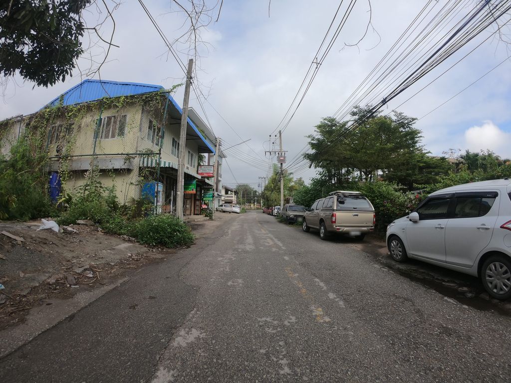 ภาพถนนตรงที่ SL Tennis Court ตั้งอยู่ ถ่ายโดย chanuwath_grab พ.ศ. 2562 (2019) · A street-level view of where SL Tennis Court stands, by chanuwath_grab in 2562 (2019)