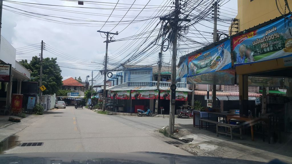 ภาพถนนตรงที่ ณัฏฐณิชาโคมล้านนา แอนด์ แฮนด์ดิคราฟท์ Nutthanicha Lanna Shop and Handicraft ตั้งอยู่ ถ่ายโดย jrcarlsen พ.ศ. 2560 (2017) · A street-level view of where ณัฏฐณิชาโคมล้านนา แอนด์ แฮนด์ดิคราฟท์ Nutthanicha Lanna Shop and Handicraft stands, by jrcarlsen in 2560 (2017)