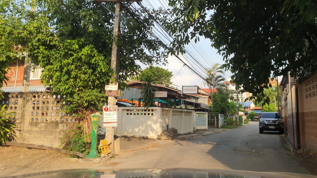 ภาพถนนตรงที่ hotel hommtown chiang mai ตั้งอยู่ ถ่ายโดย jrcarlsen พ.ศ. 2564 (2021) · A street-level view of where hotel hommtown chiang mai stands, by jrcarlsen in 2564 (2021)