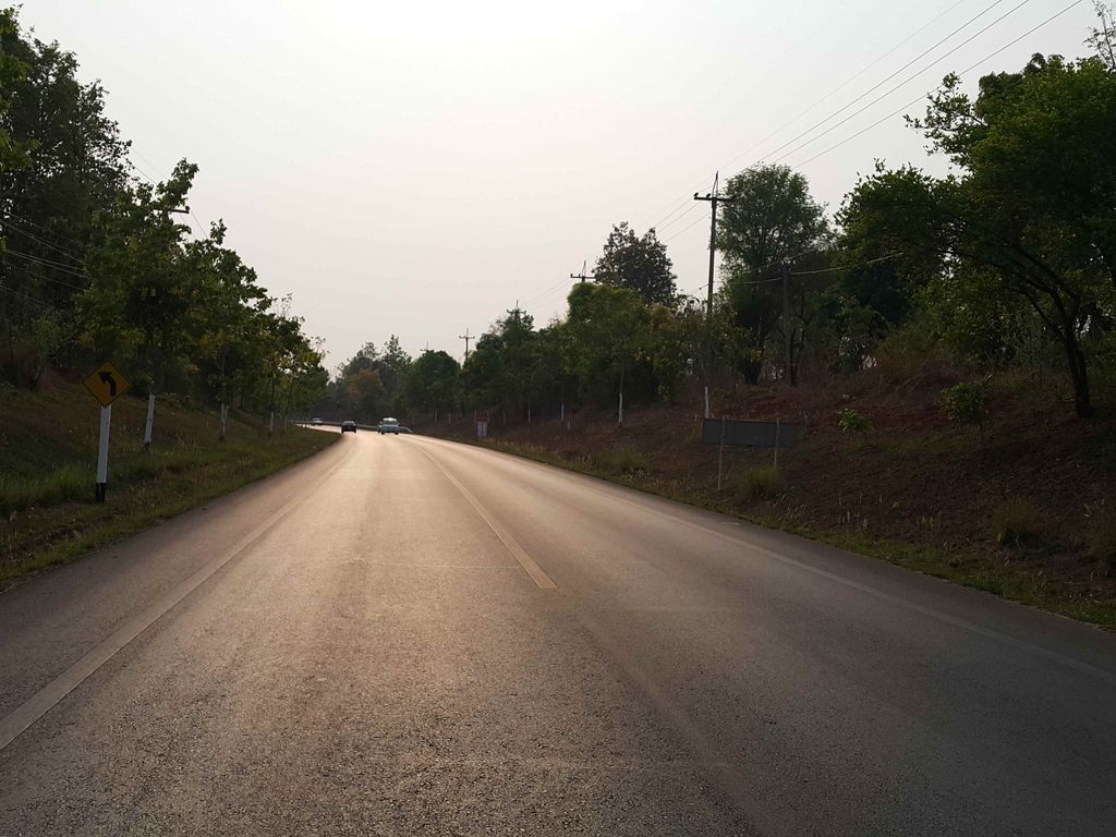 ภาพถนนตรงที่ ไร่บุญอุดม ลำไยอินทรีย์ ตั้งอยู่ ถ่ายโดย jrcarlsen พ.ศ. 2558 (2015) · A street-level view of where ไร่บุญอุดม ลำไยอินทรีย์ · Raibunutma Lamyaiinsi stands, by jrcarlsen in 2558 (2015)