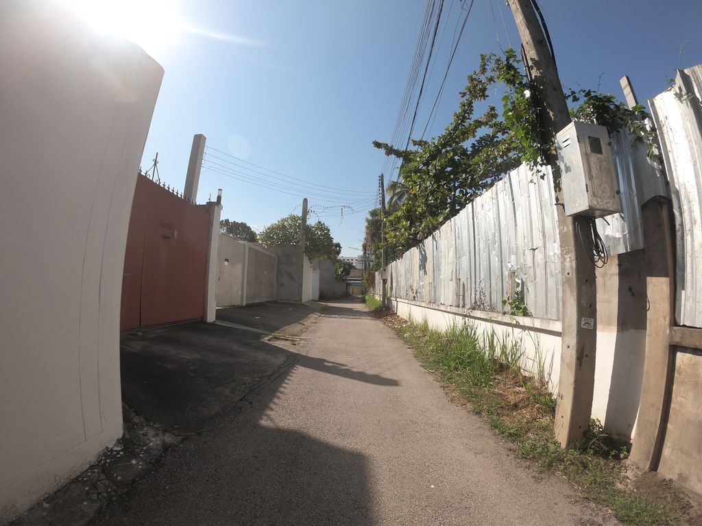 ภาพถนนตรงที่ โรงแรม ลีซูลอดจ์ ตั้งอยู่ ถ่ายโดย chanuwath_grab พ.ศ. 2562 (2019) · A street-level view of where โรงแรม ลีซูลอดจ์ · Lisunot Hotel stands, by chanuwath_grab in 2562 (2019)
