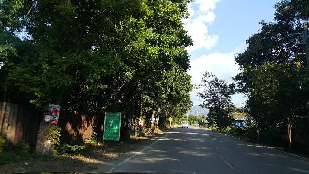 ภาพถนนตรงที่ ขุนมนตรี วิศวกรรม ตั้งอยู่ ถ่ายโดย jrcarlsen พ.ศ. 2559 (2016) · A street-level view of where ขุนมนตรี วิศวกรรม · Khunmontri Wisokrarom stands, by jrcarlsen in 2559 (2016)