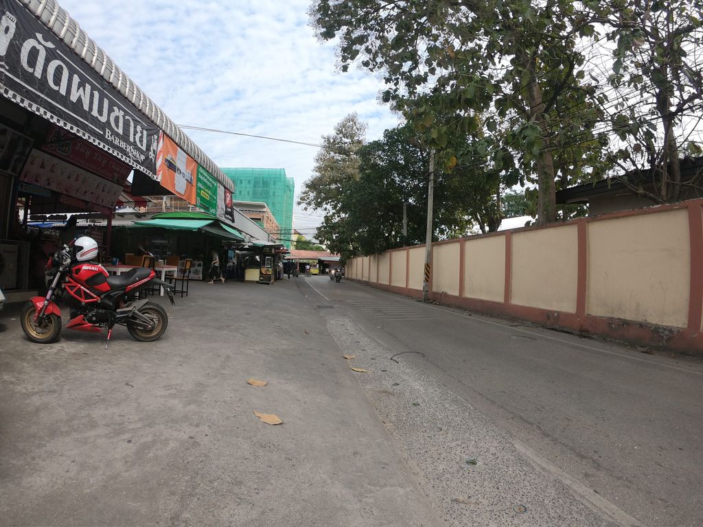 ภาพถนนตรงที่ เครปน้องเหนือ ตั้งอยู่ ถ่ายโดย chanuwath_grab พ.ศ. 2562 (2019) · A street-level view of where เครปน้องเหนือ · Crepe Nong Nuea stands, by chanuwath_grab in 2562 (2019)