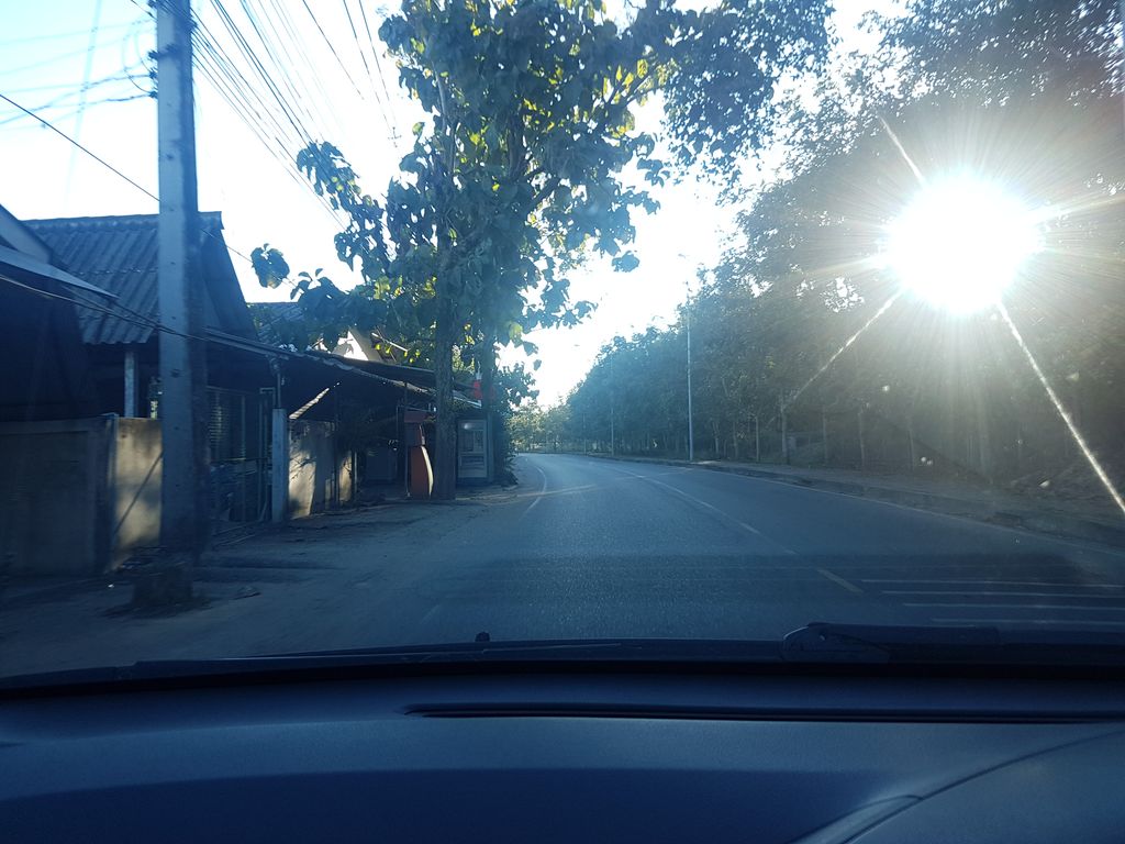 ภาพถนนตรงที่ ร้านมะลิแก้บน อ้ายชาย ตั้งอยู่ ถ่ายโดย ekkarin พ.ศ. 2561 (2018) · A street-level view of where ร้านมะลิแก้บน อ้ายชาย · Ran Mali Kaepna Aichai stands, by ekkarin in 2561 (2018)