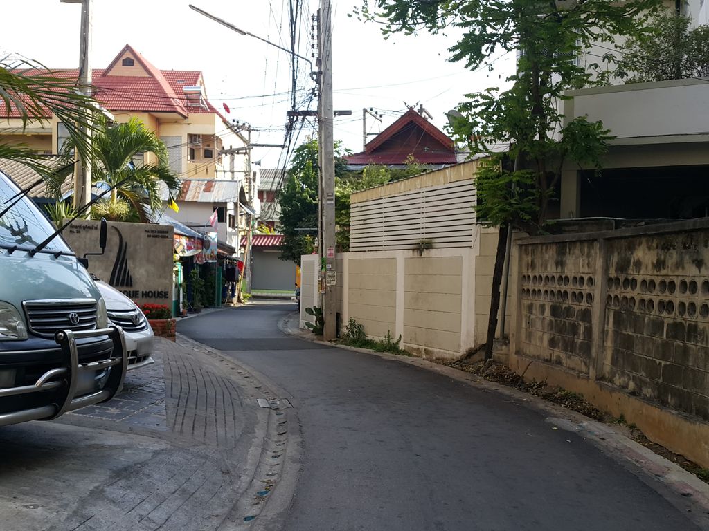 ภาพถนนตรงที่ โรงแรมบุญถาวร เชียงใหม่ ไทย ตั้งอยู่ ถ่ายโดย jrcarlsen พ.ศ. 2558 (2015) · A street-level view of where โรงแรมบุญถาวร เชียงใหม่ ไทย · Bunthaora Chiang Mai Thai Hotel stands, by jrcarlsen in 2558 (2015)