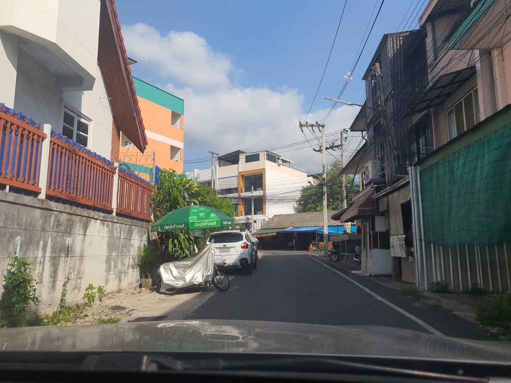 ภาพถนนตรงที่ Zam : a La Carte ตั้งอยู่ ถ่ายโดย jrcarlsen พ.ศ. 2566 (2023) · A street-level view of where Zam : a La Carte stands, by jrcarlsen in 2566 (2023)