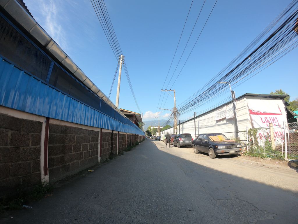 ภาพถนนตรงที่ Champ Phone ตั้งอยู่ ถ่ายโดย chanuwath_grab พ.ศ. 2562 (2019) · A street-level view of where Champ Phone stands, by chanuwath_grab in 2562 (2019)