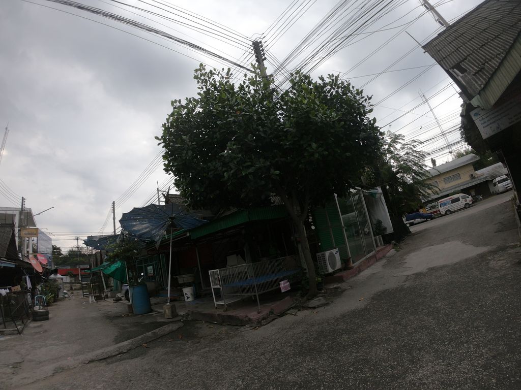 ภาพถนนตรงที่ Petch-Chiangkam Muay Thai ตั้งอยู่ ถ่ายโดย chanuwath_grab พ.ศ. 2562 (2019) · A street-level view of where Petch-Chiangkam Muay Thai stands, by chanuwath_grab in 2562 (2019)