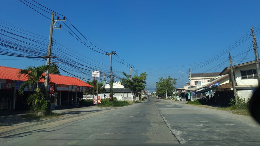 ภาพถนนตรงที่ ร้านเบนซ์ ออโต้ ซาวด์ ตั้งอยู่ ถ่ายโดย jrcarlsen พ.ศ. 2562 (2019) · A street-level view of where ร้านเบนซ์ ออโต้ ซาวด์ · Ran Ben Auto Sound stands, by jrcarlsen in 2562 (2019)