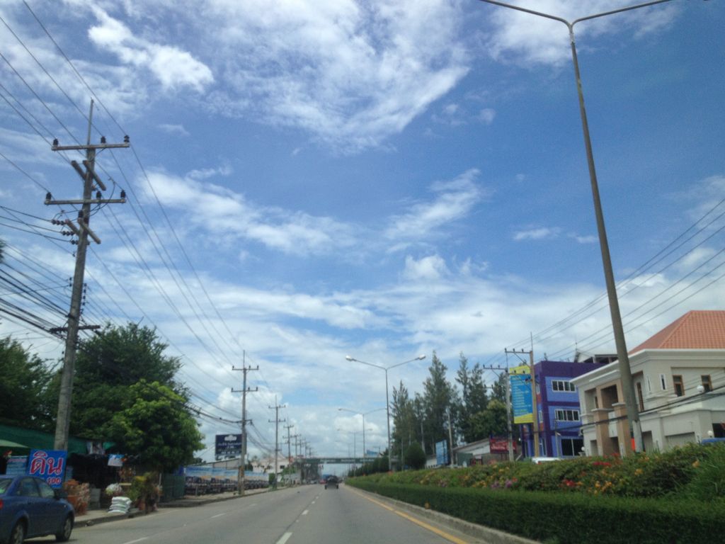 ภาพถนนตรงที่ ก๋วยเตี๋ยวลำปางลูกชิ้นปู่โย่งหางดง ตั้งอยู่ ถ่ายโดย jimwatana พ.ศ. 2558 (2015) · A street-level view of where ก๋วยเตี๋ยวลำปางลูกชิ้นปู่โย่งหางดง · Kuaitiao Lampang Lukchin Puyong Hang Dong stands, by jimwatana in 2558 (2015)