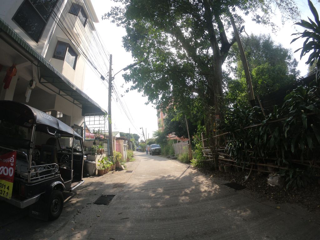 ภาพถนนตรงที่ คอนโดเทรล ตั้งอยู่ ถ่ายโดย chanuwath_grab พ.ศ. 2562 (2019) · A street-level view of where คอนโดเทรล · Khondosen stands, by chanuwath_grab in 2562 (2019)