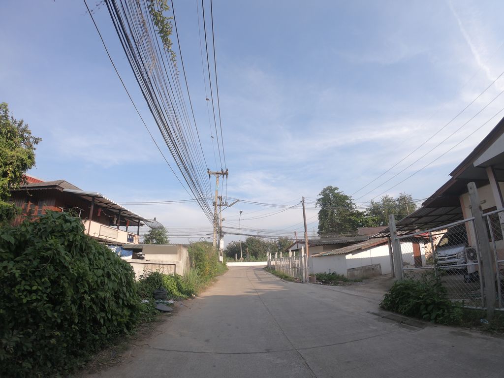 ภาพถนนตรงที่ ร้านเสริมสวย ปังปังซาลอน ตั้งอยู่ ถ่ายโดย chanuwath_grab พ.ศ. 2562 (2019) · A street-level view of where ร้านเสริมสวย ปังปังซาลอน · Pangpangsanon Beauty salon stands, by chanuwath_grab in 2562 (2019)
