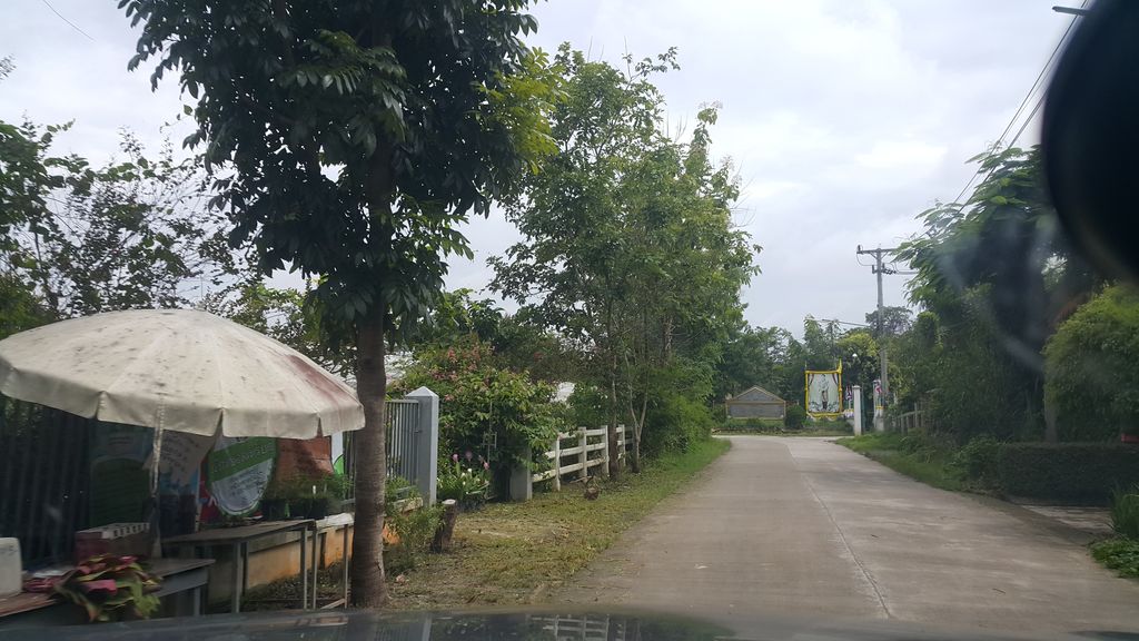 ภาพถนนตรงที่ ผักหยอดเหรียญ สวนเกษตรอินทรีย์ ตั้งอยู่ ถ่ายโดย jrcarlsen พ.ศ. 2561 (2018) · A street-level view of where ผักหยอดเหรียญ สวนเกษตรอินทรีย์ · Phak Yotrian Suan Kaset Insi stands, by jrcarlsen in 2561 (2018)