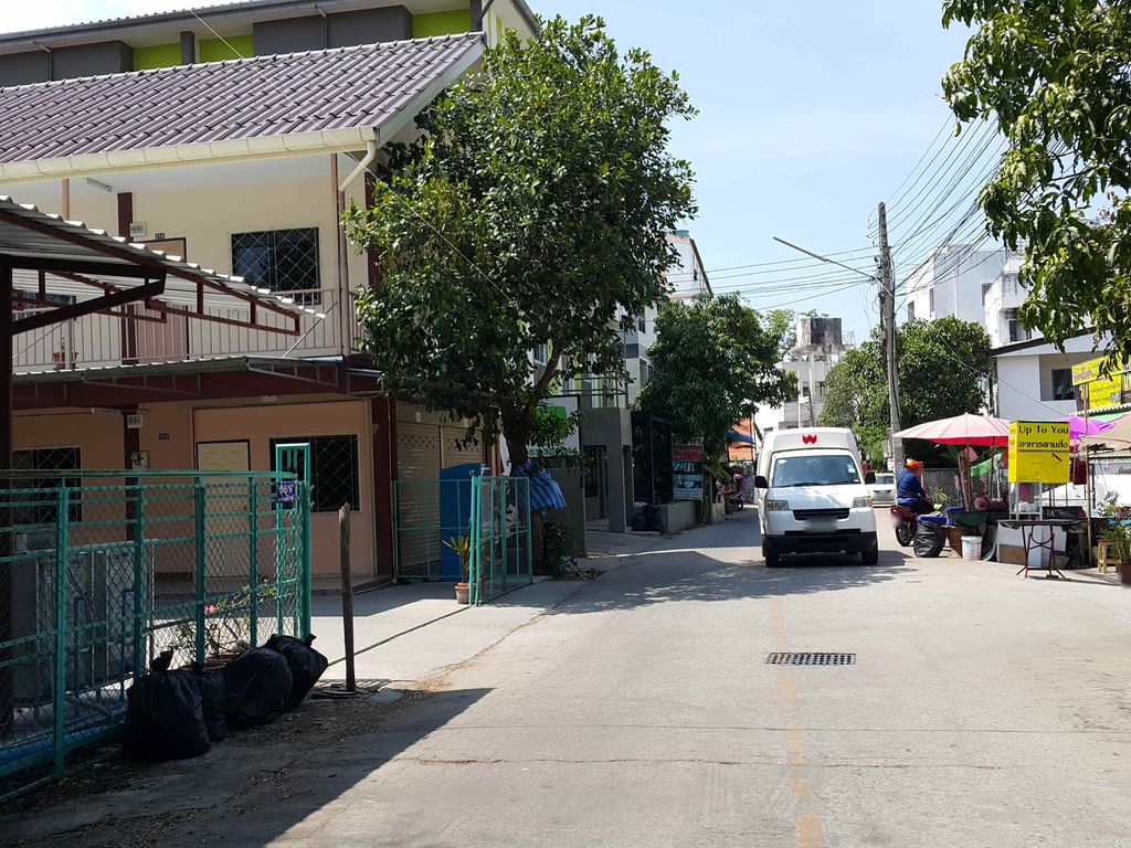 ภาพถนนตรงที่ ร้านไม่แพง ตั้งอยู่ ถ่ายโดย jrcarlsen พ.ศ. 2558 (2015) · A street-level view of where ร้านไม่แพง · Ran Mai Phaeng stands, by jrcarlsen in 2558 (2015)