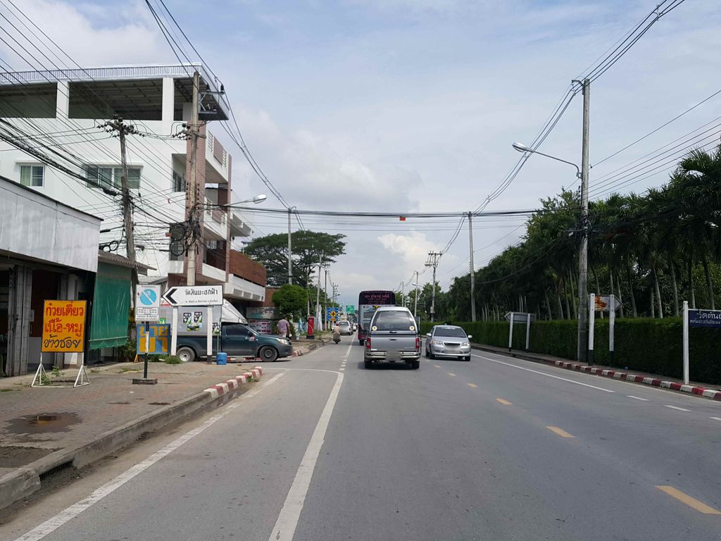 ภาพถนนตรงที่ สันทิตย์โลงทอง ตั้งอยู่ ถ่ายโดย jrcarlsen พ.ศ. 2558 (2015) · A street-level view of where สันทิตย์โลงทอง · San Thit Longthong stands, by jrcarlsen in 2558 (2015)