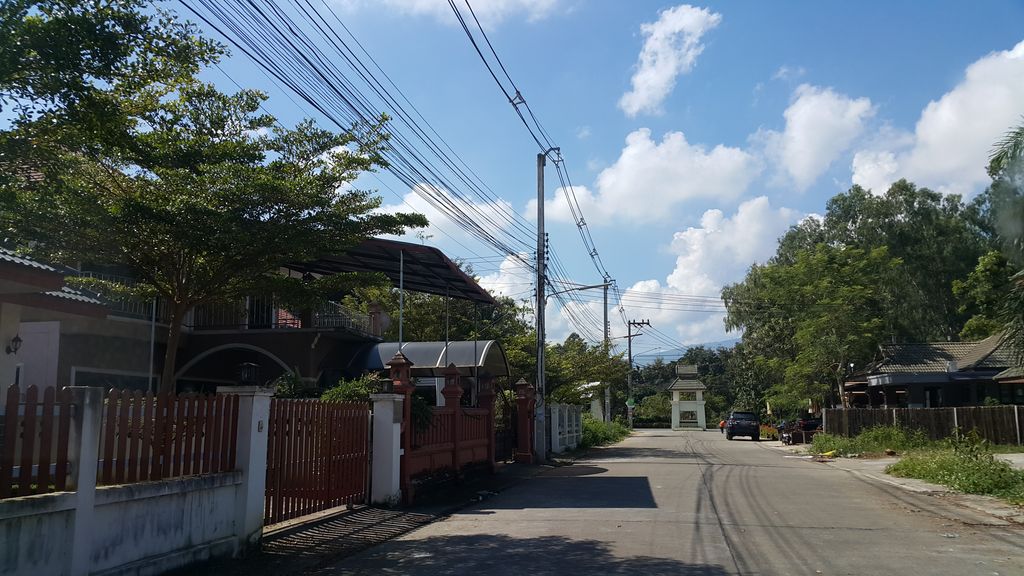 ภาพถนนตรงที่ Power Play Chiangmai ตั้งอยู่ ถ่ายโดย jrcarlsen พ.ศ. 2559 (2016) · A street-level view of where Power Play Chiangmai stands, by jrcarlsen in 2559 (2016)