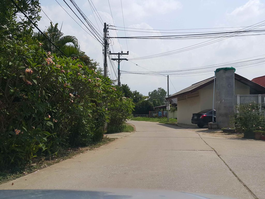 ภาพถนนตรงที่ บ้านฮิมโต้ง ตั้งอยู่ ถ่ายโดย jrcarlsen พ.ศ. 2558 (2015) · A street-level view of where บ้านฮิมโต้ง · Ban Himtong stands, by jrcarlsen in 2558 (2015)