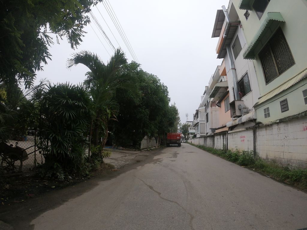 ภาพถนนตรงที่ บุญปั๋น คอฟฟี่ ตั้งอยู่ ถ่ายโดย chanuwath_grab พ.ศ. 2562 (2019) · A street-level view of where บุญปั๋น คอฟฟี่ · Bunpan Coffee stands, by chanuwath_grab in 2562 (2019)