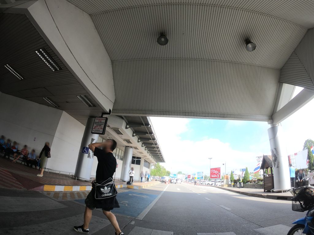 ภาพถนนตรงที่ Sixt Rent a Car Chiang Mai International Airport ตั้งอยู่ ถ่ายโดย chanuwath_grab พ.ศ. 2562 (2019) · A street-level view of where Sixt Rent a Car Chiang Mai International Airport stands, by chanuwath_grab in 2562 (2019)