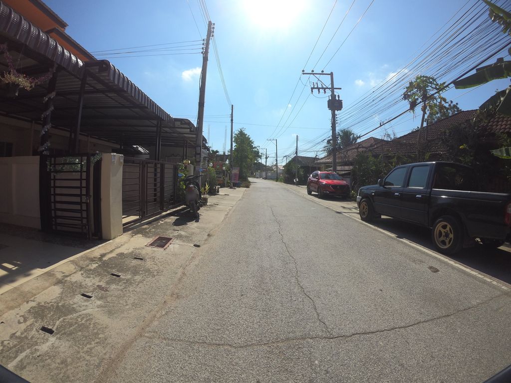 ภาพถนนตรงที่ punskill ตั้งอยู่ ถ่ายโดย chanuwath_grab พ.ศ. 2562 (2019) · A street-level view of where punskill stands, by chanuwath_grab in 2562 (2019)